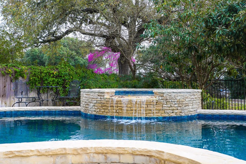 Downtown Retreat #5 - Walk to Main, Shared Pool & Hot Tub Apartment in Fredericksburg