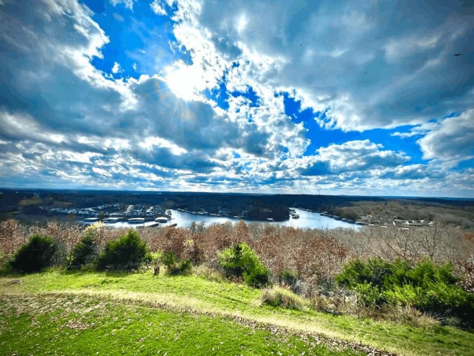 Lakeview Lake Ozark Condo 2BD2BAPool-Sleeps 7PP House in Village Four Seasons