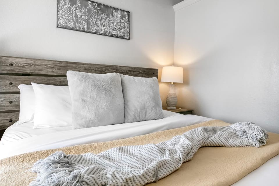 Downtown Retreat #4 - Walk to Main, Shared Pool & Hot Tub Apartment in Fredericksburg