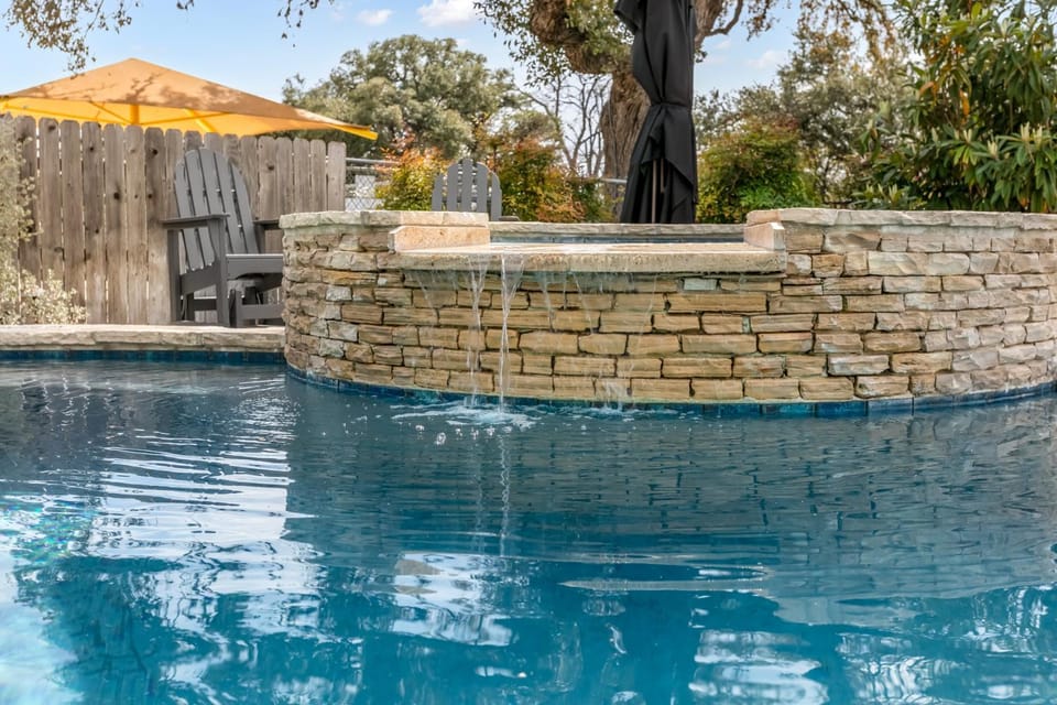Downtown Retreat #4 - Walk to Main, Shared Pool & Hot Tub Apartment in Fredericksburg