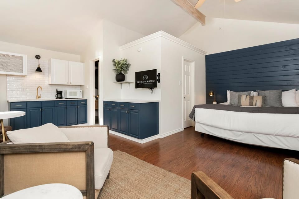 Downtown Retreat #1 - King Bed, Shared Pool, Walk to Main Apartment in Fredericksburg