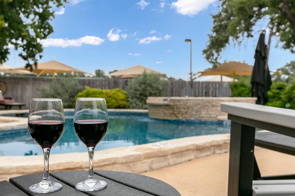 Downtown Retreat #1 - King Bed, Shared Pool, Walk to Main Apartment in Fredericksburg