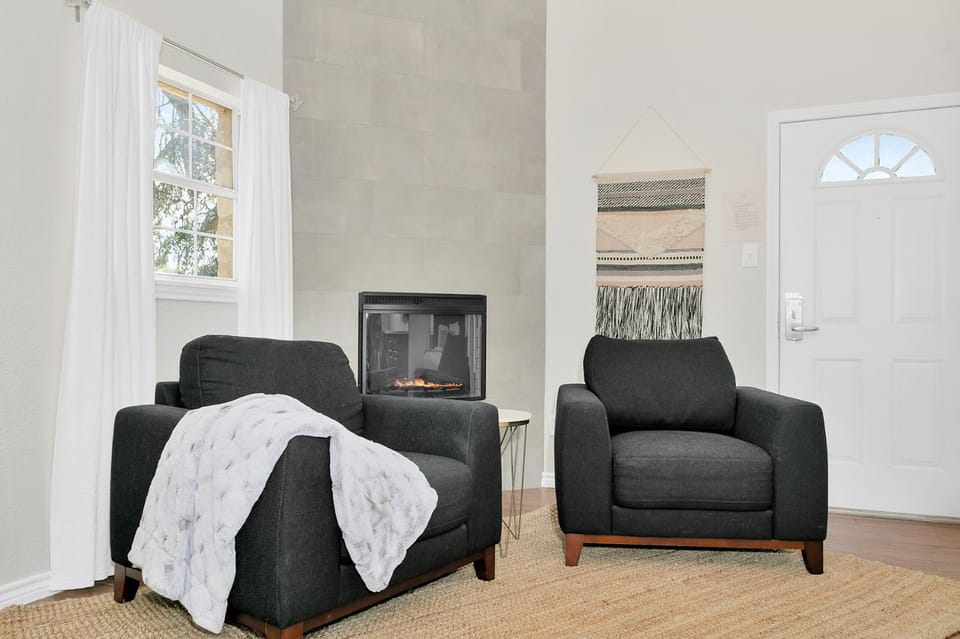 Downtown Retreat #6 - Walk to Main, Shared Pool & Hot Tub Apartment in Fredericksburg