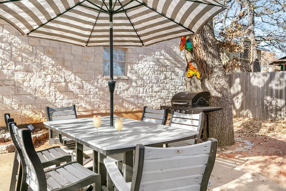 Downtown Retreat #6 - Walk to Main, Shared Pool & Hot Tub Apartment in Fredericksburg