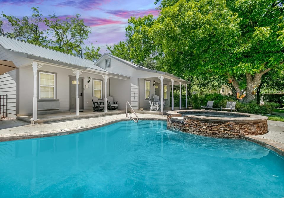 Main Street Retreat #18 - King Bed, On Main St, Shared Hot Tub & Pool Apartment in Fredericksburg
