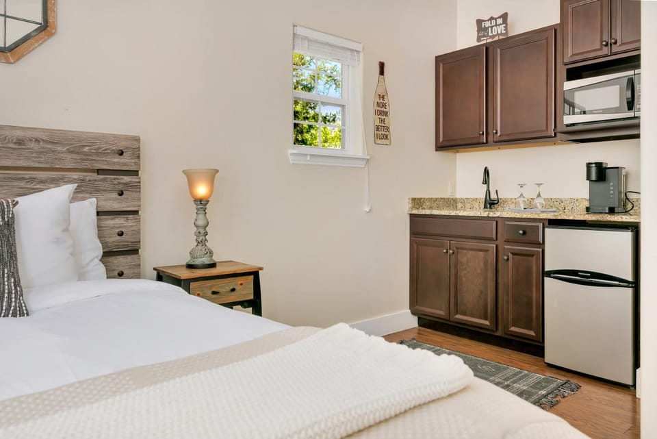 Main Street Retreat #17 - On Main, King Bed, Shared Hot Tub and Pool Apartment in Fredericksburg