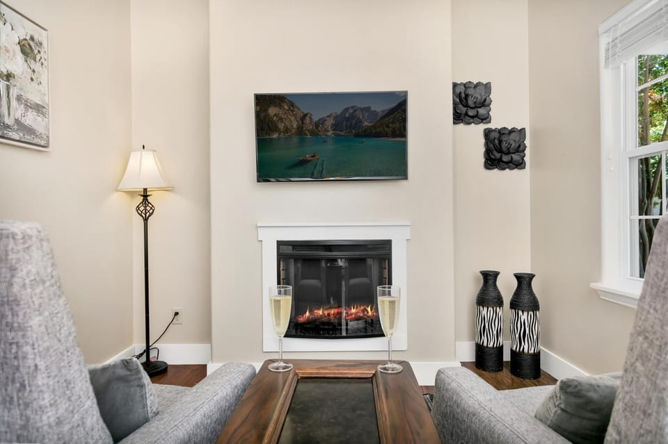 Main Street Retreat #17 - On Main, King Bed, Shared Hot Tub and Pool Apartment in Fredericksburg