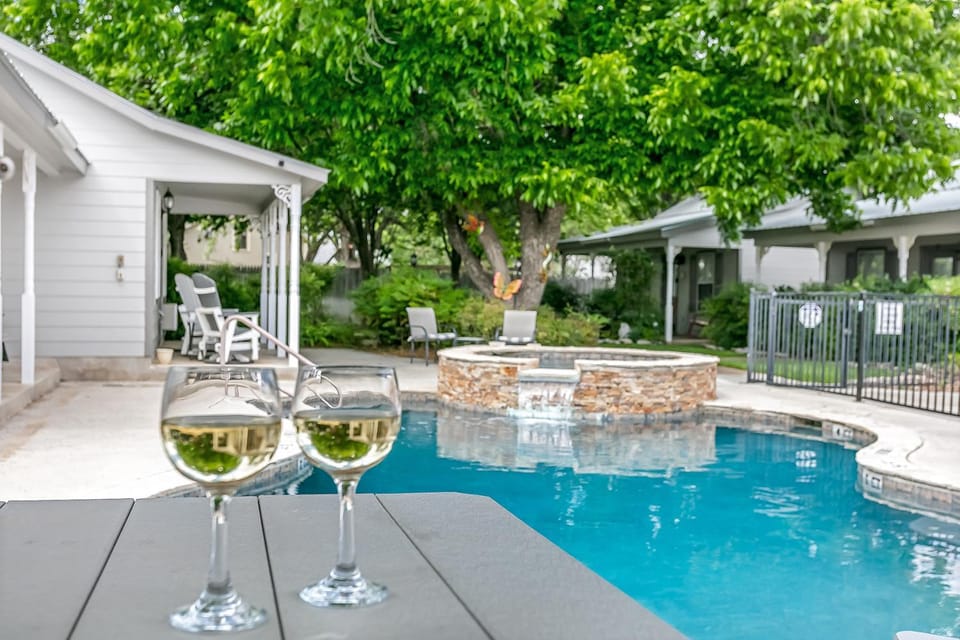 Main Street Retreat #4 - King Bed, On Main St, Shared Hot Tub & Pool Apartment in Fredericksburg