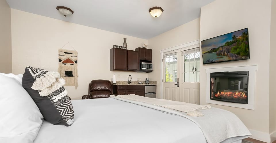 Main Street Retreat #4 - King Bed, On Main St, Shared Hot Tub & Pool Apartment in Fredericksburg