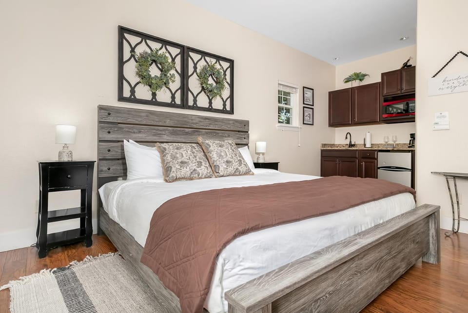 Main Street Retreat #15 - King Bed, On Main St, Shared Hot Tub & Pool Apartment in Fredericksburg