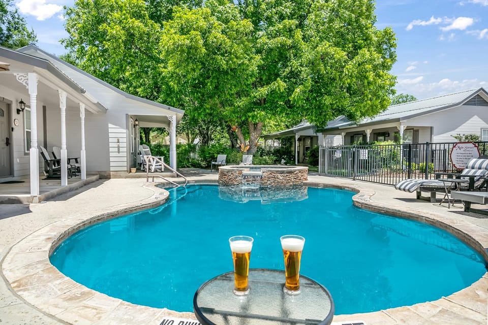 Main Street Retreat #15 - King Bed, On Main St, Shared Hot Tub & Pool Apartment in Fredericksburg