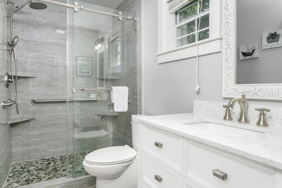 Main Street Retreat #12 - King Bed, On Main St, Shared Hot Tub & Pool Apartment in Fredericksburg