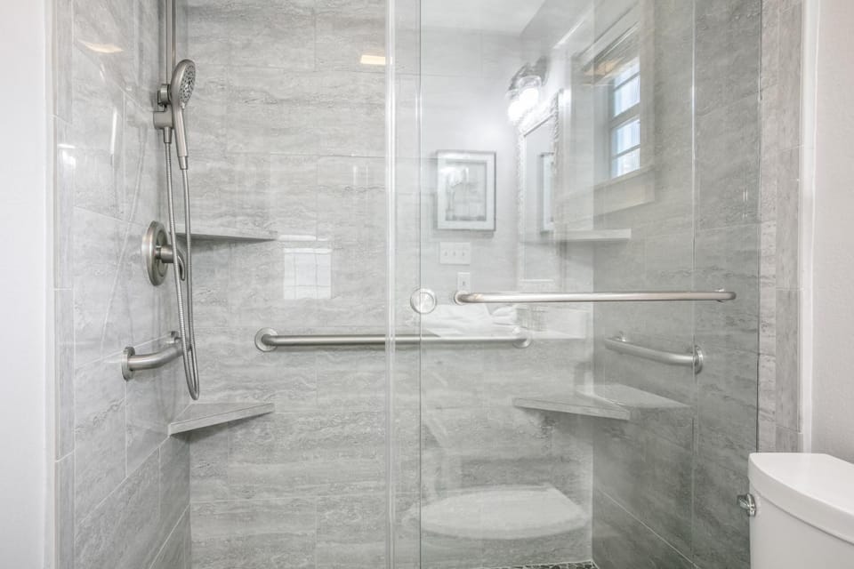 Main Street Retreat #12 - King Bed, On Main St, Shared Hot Tub & Pool Apartment in Fredericksburg