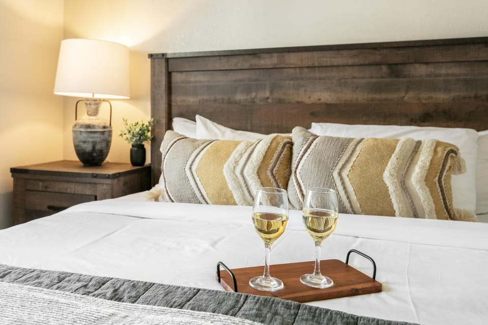Main Street Retreat #12 - King Bed, On Main St, Shared Hot Tub & Pool Apartment in Fredericksburg