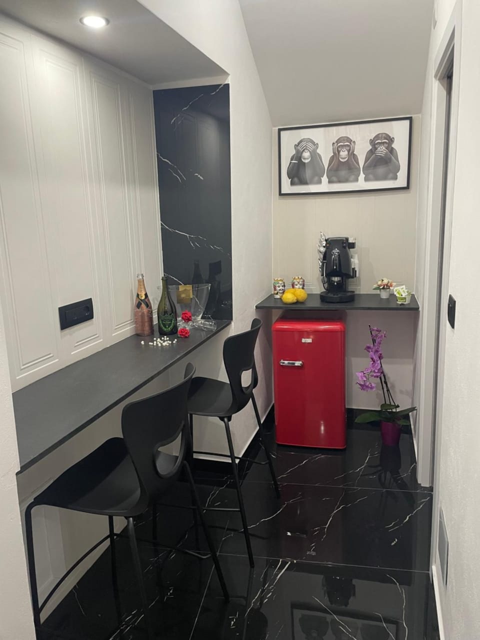 Seating area, minibar