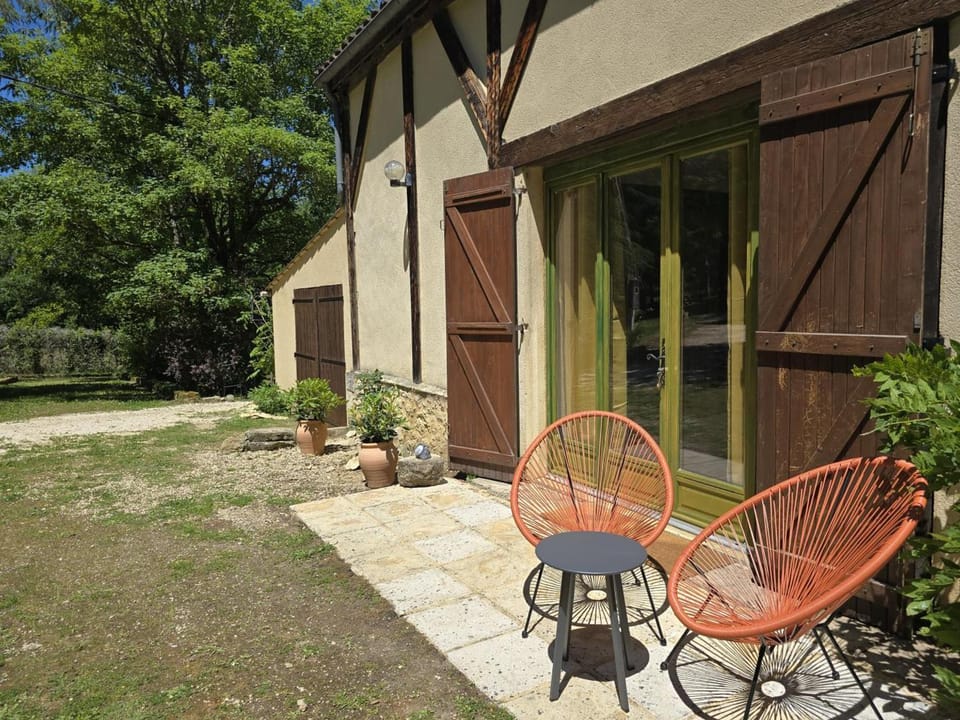 Charmant Gîte avec Piscine et Parking Privé en Périgord Noir - FR-1-616-484 House in Occitanie