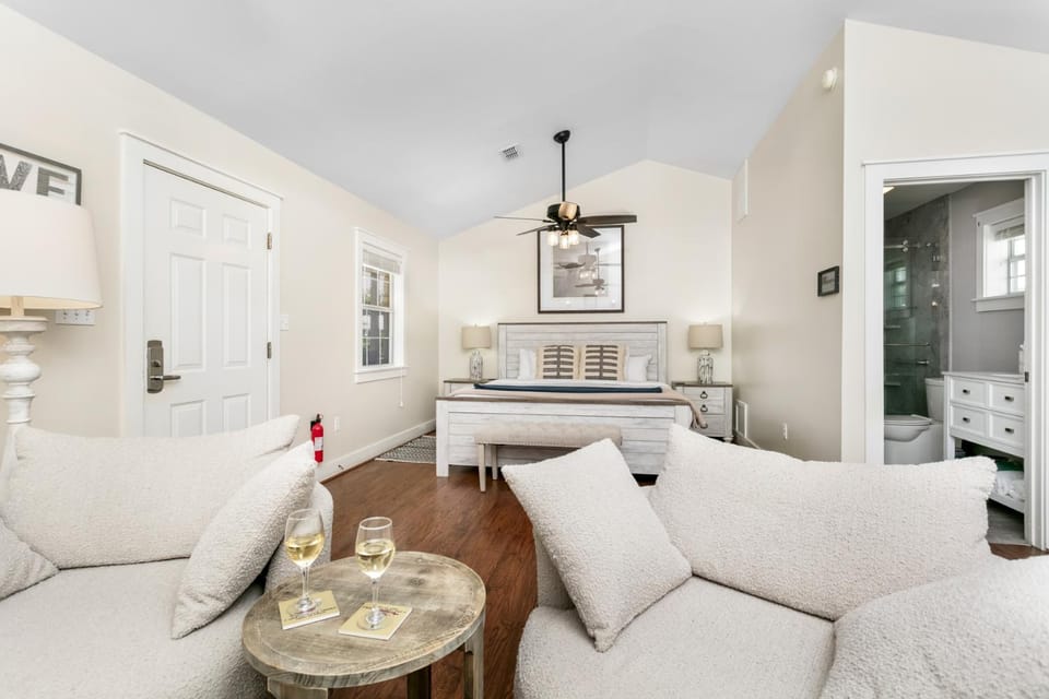 Main Street Retreat #14 - King Bed, On Main St, Shared Hot Tub & Pool Apartment in Fredericksburg