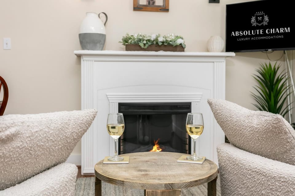 Main Street Retreat #14 - King Bed, On Main St, Shared Hot Tub & Pool Apartment in Fredericksburg