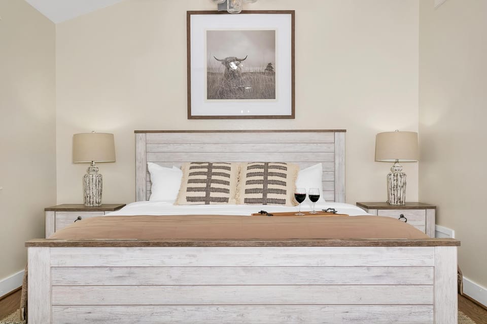 Main Street Retreat #14 - King Bed, On Main St, Shared Hot Tub & Pool Apartment in Fredericksburg