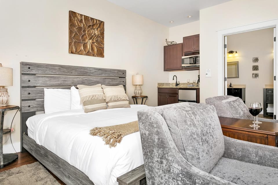 Main Street Retreat #1 - King Bed, On Main St, Shared Hot Tub & Pool Apartment in Fredericksburg