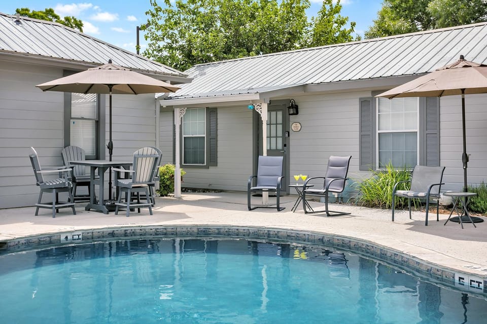 Main Street Retreat #1 - King Bed, On Main St, Shared Hot Tub & Pool Apartment in Fredericksburg