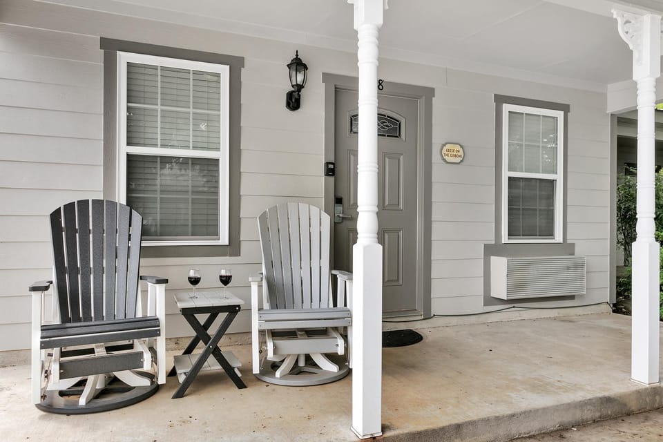 Main Street Retreat #8 - King Bed, On Main St, Shared Hot Tub & Pool Apartment in Fredericksburg