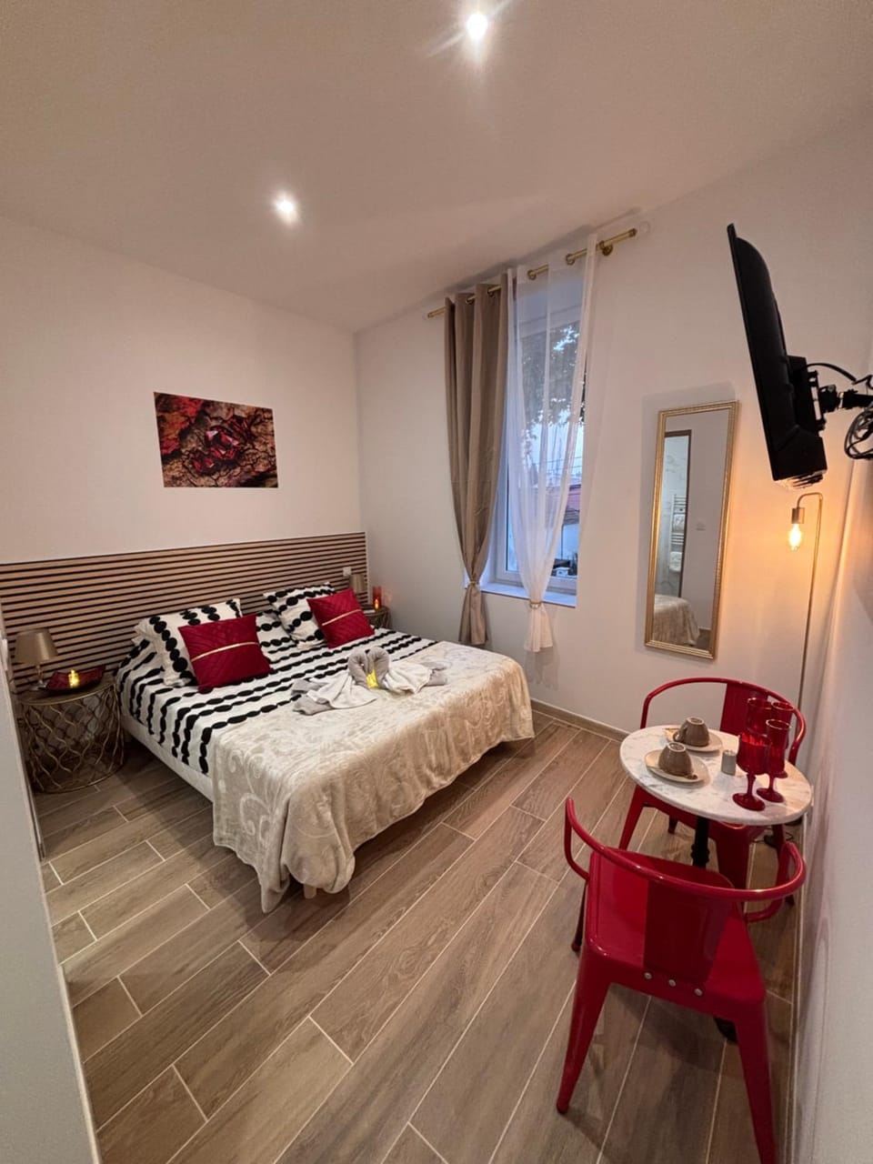 Bed, TV and multimedia, Food and drinks, Photo of the whole room, Bedroom, towels