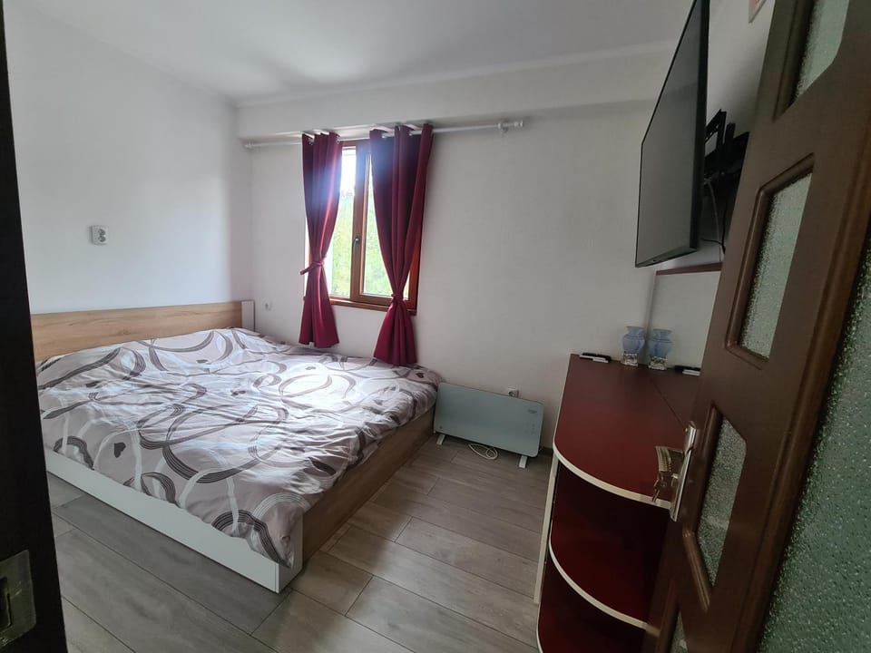 Bed, TV and multimedia, Photo of the whole room, Bedroom