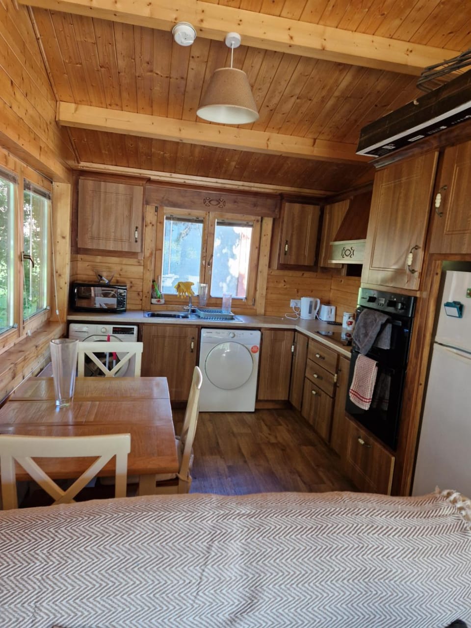 Kitchen or kitchenette, Dining area, oven