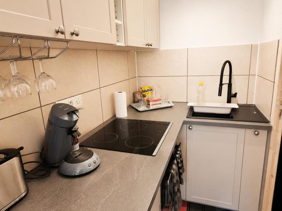 Coffee/tea facilities, Kitchen or kitchenette, stove, toaster