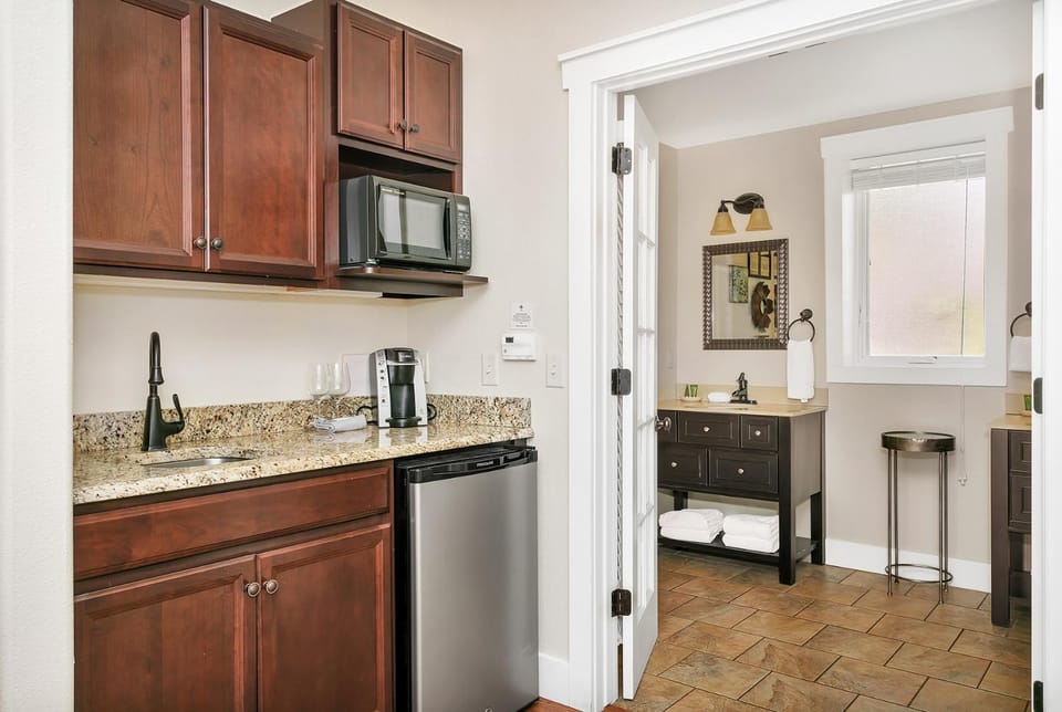 Main Street Retreat #22 - King Bed, On Main St, Shared Hot Tub & Pool Apartment in Fredericksburg