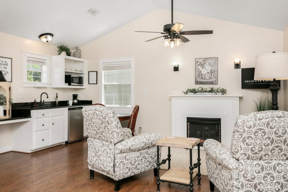 Main Street Retreat #13 - King Bed, On Main St, Shared Hot Tub & Pool Apartment in Fredericksburg