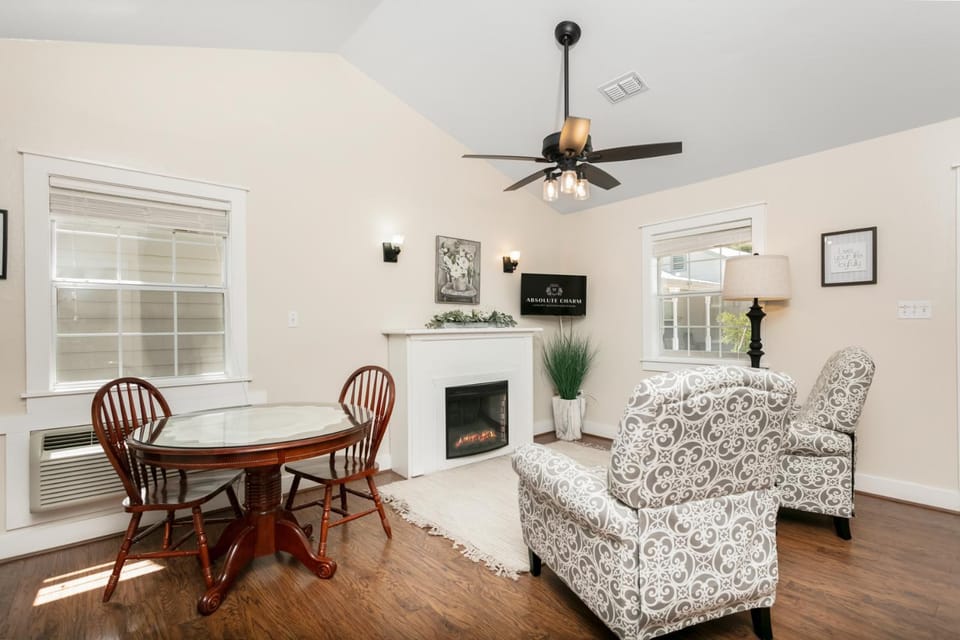 Main Street Retreat #13 - King Bed, On Main St, Shared Hot Tub & Pool Apartment in Fredericksburg