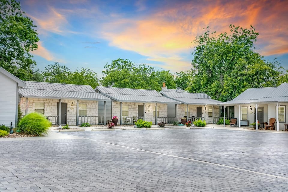 Main Street Retreat #13 - King Bed, On Main St, Shared Hot Tub & Pool Apartment in Fredericksburg