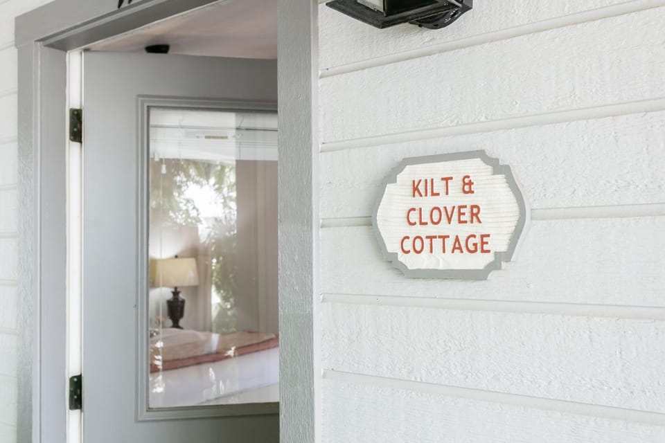 Main Street Retreat #11 - King Bed, On Main St, Shared Hot Tub & Pool Apartment in Fredericksburg