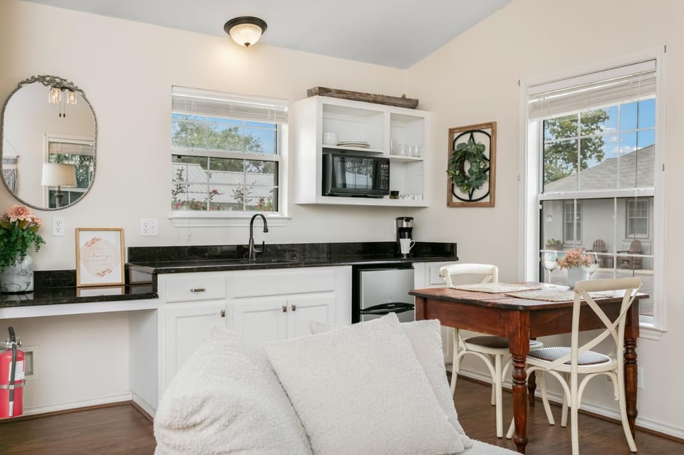 Main Street Retreat #11 - King Bed, On Main St, Shared Hot Tub & Pool Apartment in Fredericksburg