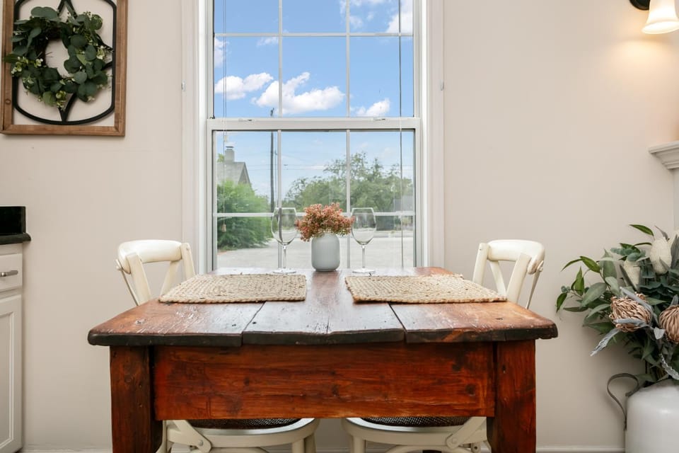 Main Street Retreat #11 - King Bed, On Main St, Shared Hot Tub & Pool Apartment in Fredericksburg