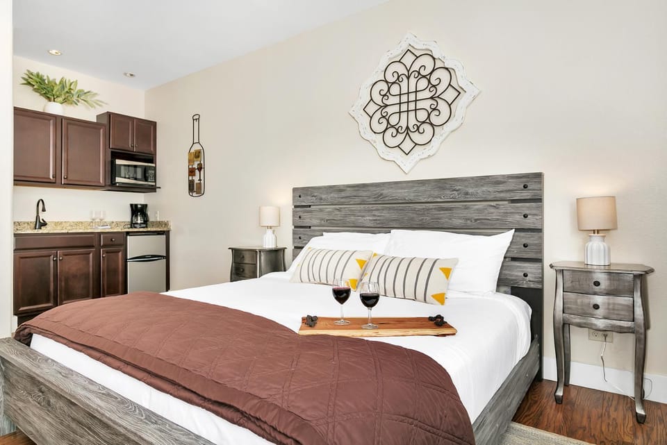 Main Street Retreat #16 - King Bed, On Main St, Shared Hot Tub & Pool Apartment in Fredericksburg