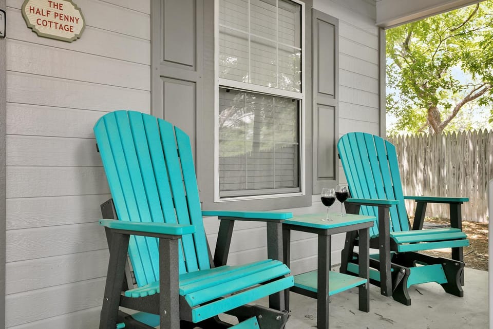 Main Street Retreat #9 - King Bed, On Main St, Shared Hot Tub & Pool Apartment in Fredericksburg