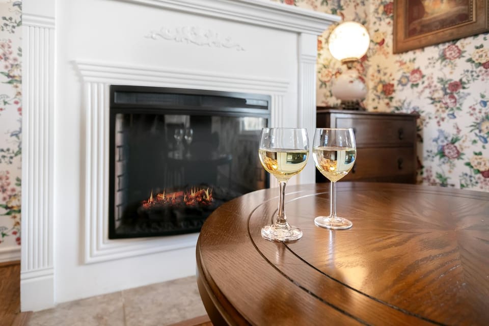 Main Street Retreat #9 - King Bed, On Main St, Shared Hot Tub & Pool Apartment in Fredericksburg