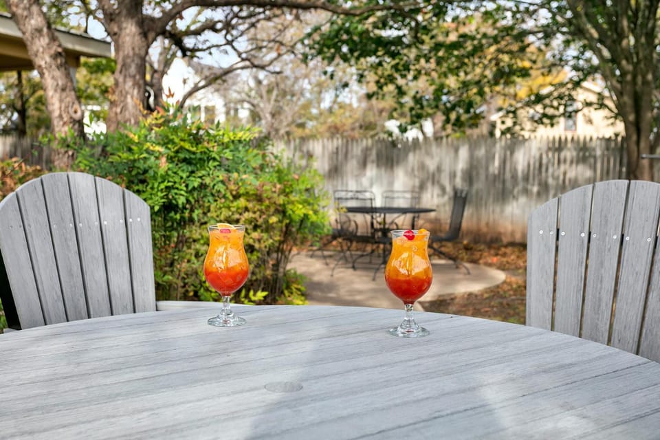 Main Street Retreat #2 - King Bed, On Main St, Shared Hot Tub & Pool Apartment in Fredericksburg