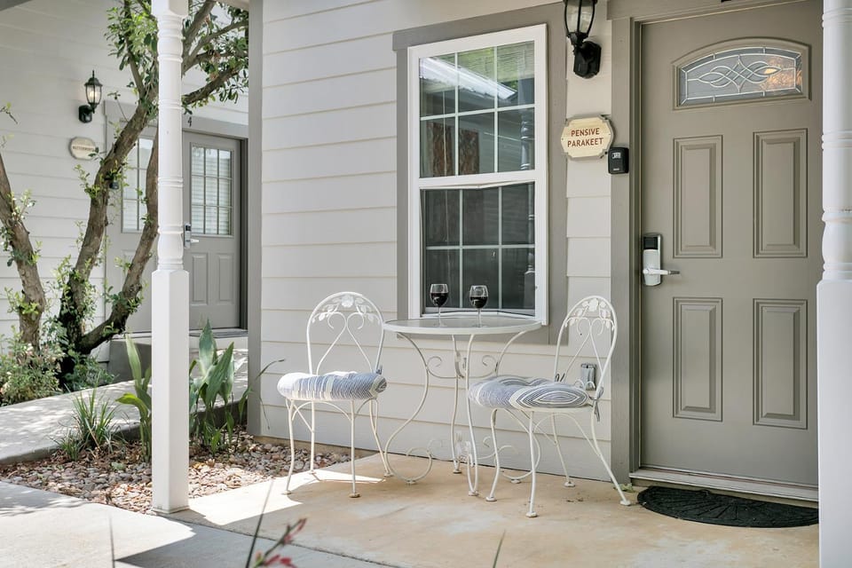 Main Street Retreat #2 - King Bed, On Main St, Shared Hot Tub & Pool Apartment in Fredericksburg