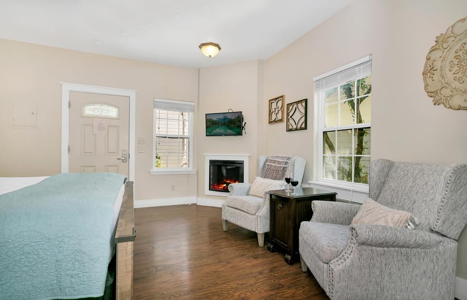 Main Street Retreat #2 - King Bed, On Main St, Shared Hot Tub & Pool Apartment in Fredericksburg