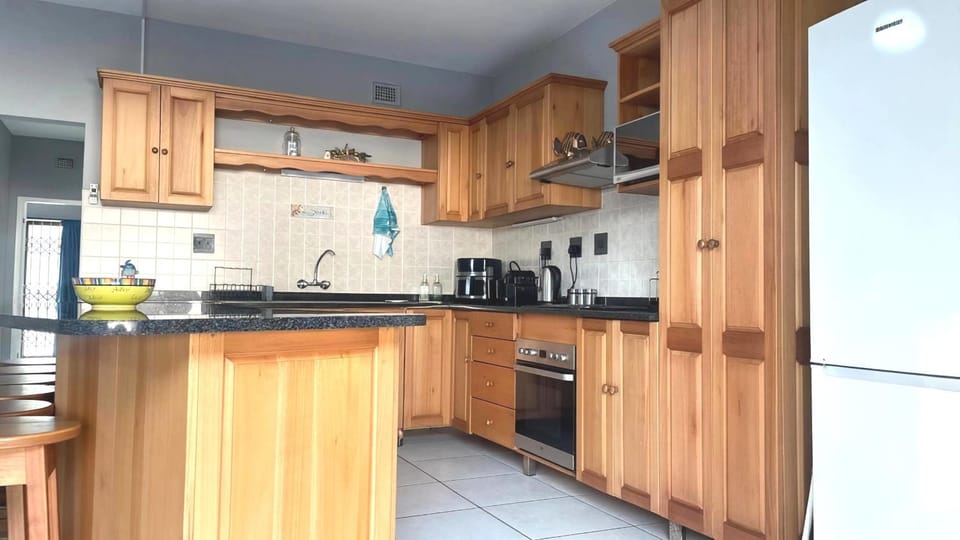 Uvongo Cabanas, Manaba Beach Apartment in Margate