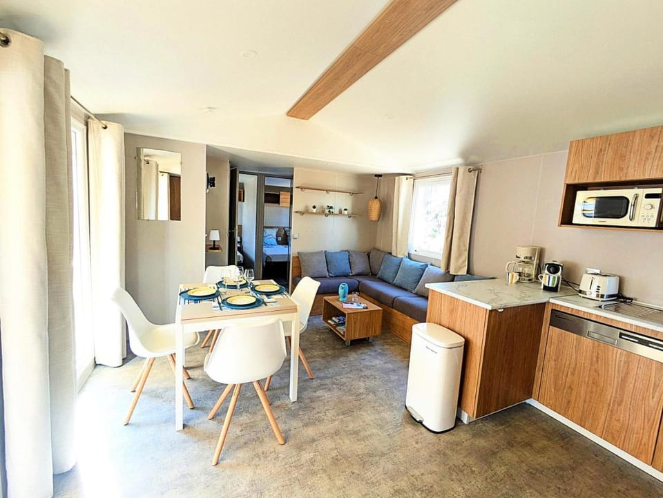 TV and multimedia, Kitchen or kitchenette, Living room, Seating area, Dining area, air conditioner, air conditioner