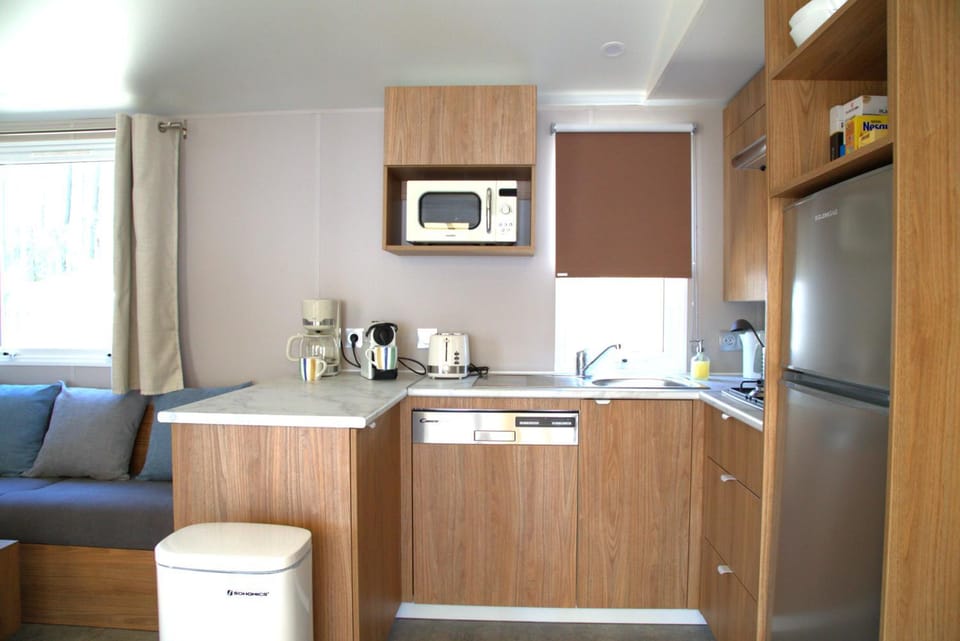 Coffee/tea facilities, Kitchen or kitchenette, dishwasher, microwave, stove, toaster, air conditioner, air conditioner