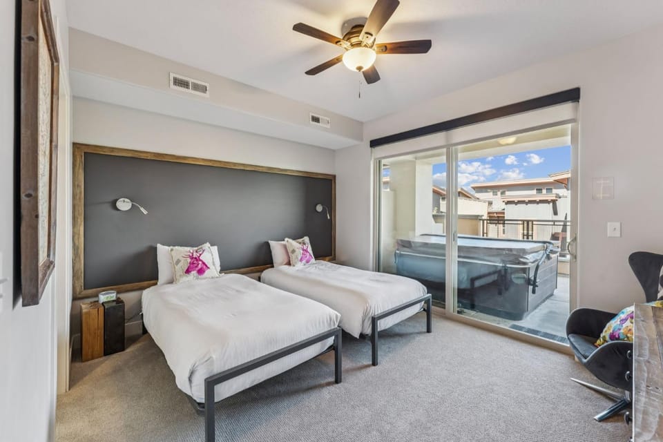Modern Townhouse with HotTub & Garage House in Snyderville