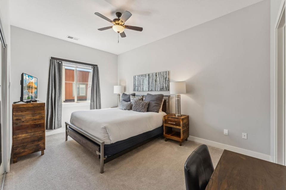 Modern Townhouse with HotTub & Garage House in Snyderville