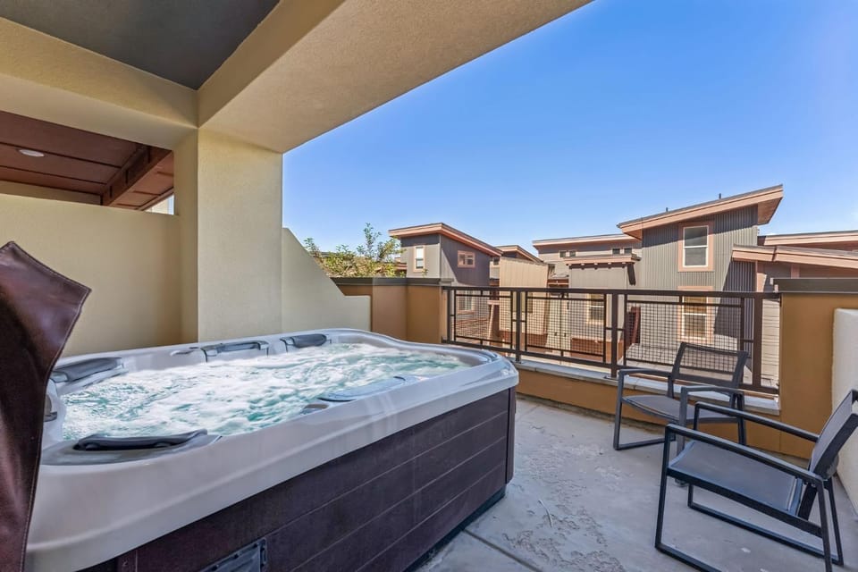 Modern Townhouse with HotTub & Garage House in Snyderville