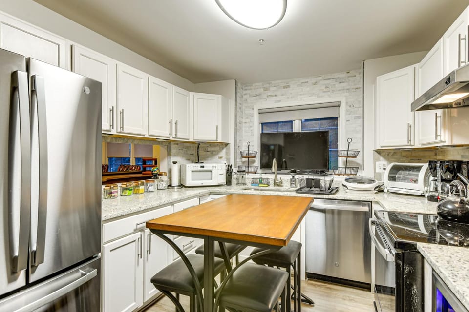 Elevator In-Unit: 3-Story Condo Only 14 Mi to DC! House in Fairland